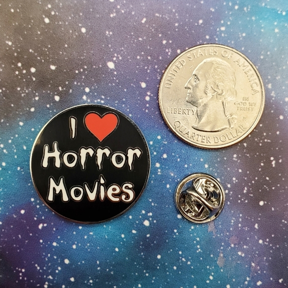 I ❤Horror Movies Enamel Pin - Picture 2 of 3